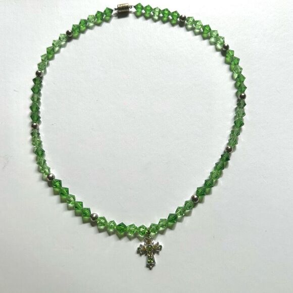 Green beaded rhinestone cross necklace - Picture 3 of 11
